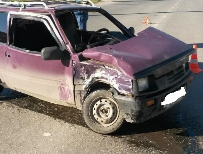 Автомобиль с 16-летней пассажиркой врезался в трактор в Ростове 