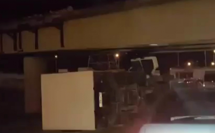 Нерадивый водитель «Газели» «наткнулся» на мост в Ростове: автомобиль перевернулся