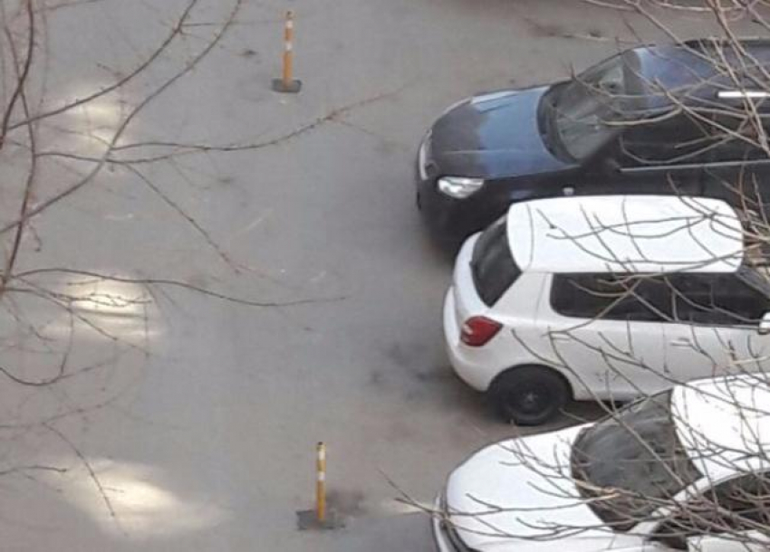 Жители многоэтажки в Ростове захватили общий двор для своих автомобилей