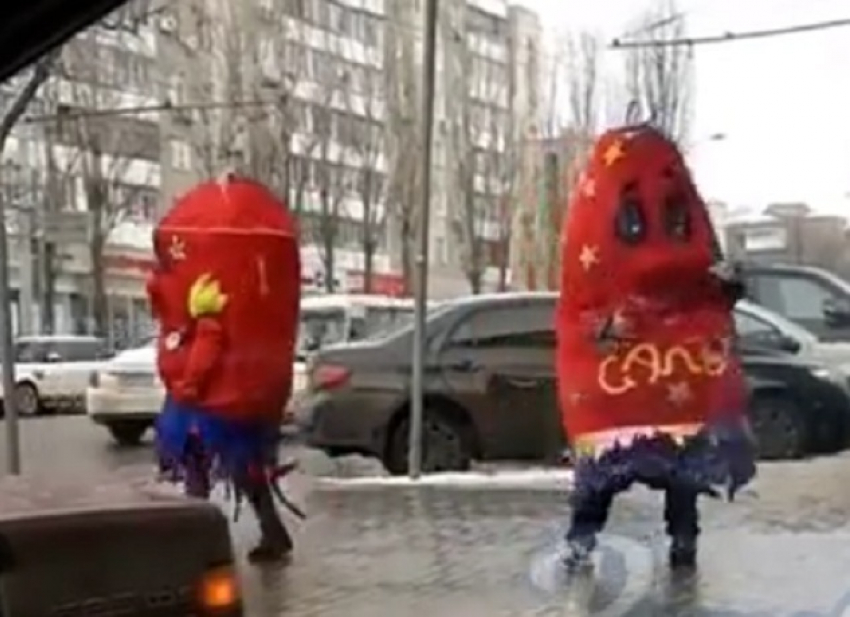 Смешной уличный танец двух красных Хлопушек в Ростове попал на видео 