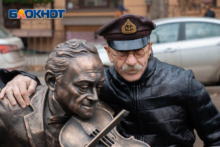 Памятник скрипачу Моне вернется на Пушкинскую