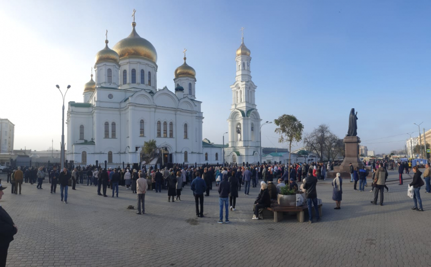 Сотни ростовчан пришли посмотреть на освящение Кафедрального собора