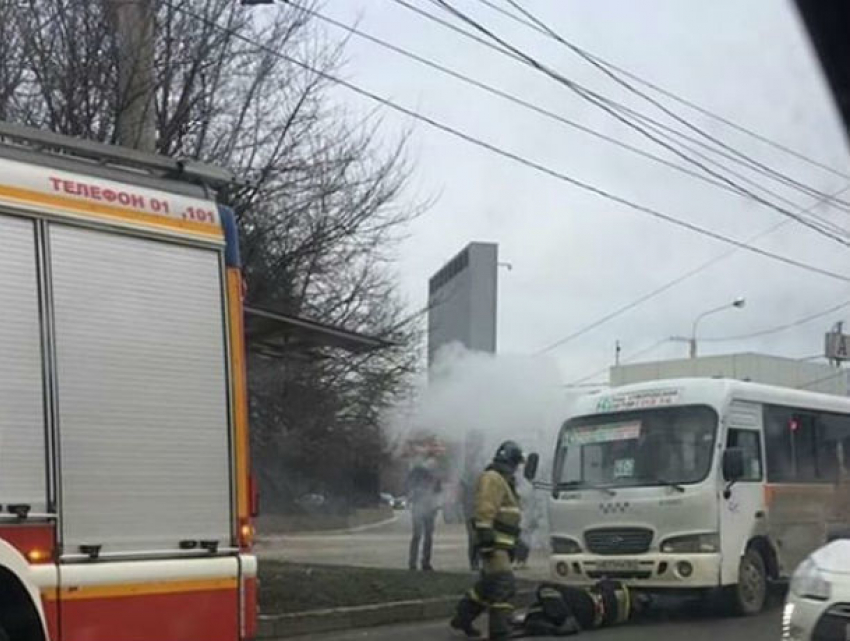 Аварийный транспорт сокращают сжиганием: маршрутку с пассажирами окутали клубы ядовитого дыма в Ростове