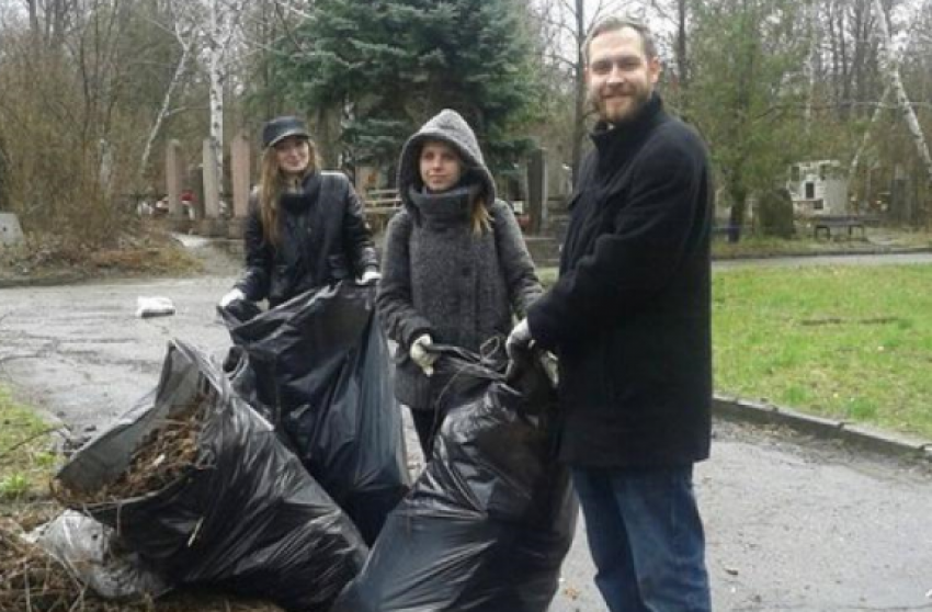 Волонтеры привели в порядок могилы ветеранов и Аллею героев на Северном кладбище Ростова