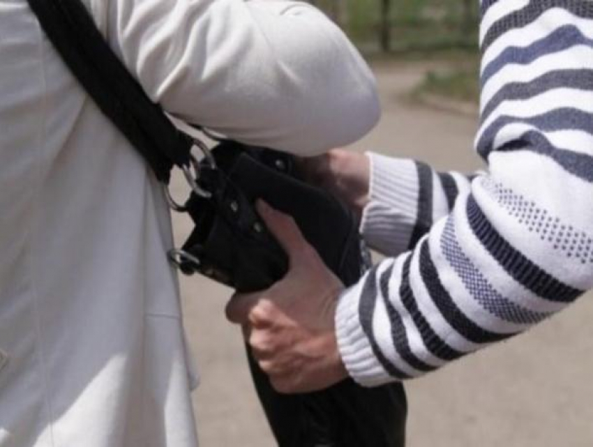 В центре Ростова молодой мужчина ограбил прохожего