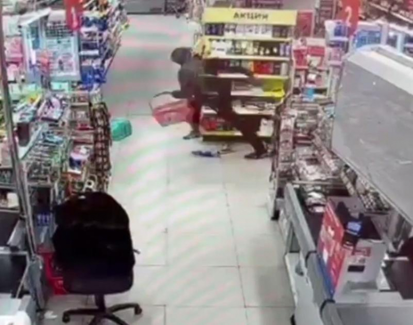 Двое воров-рецидивистов ограбили магазин и побили продавца в Ростове 