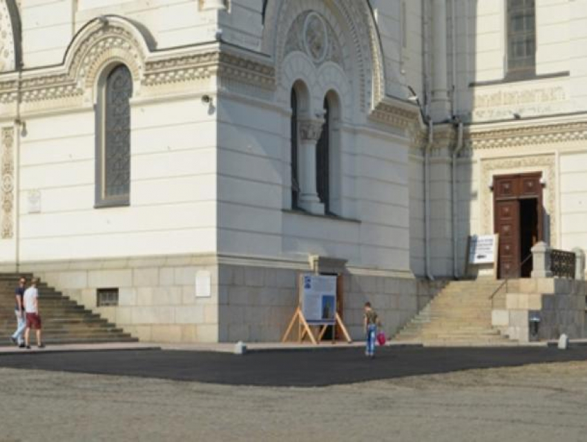 Власти отчистят закатанную в асфальт историческую брусчатку у Войскового собора под Ростовом