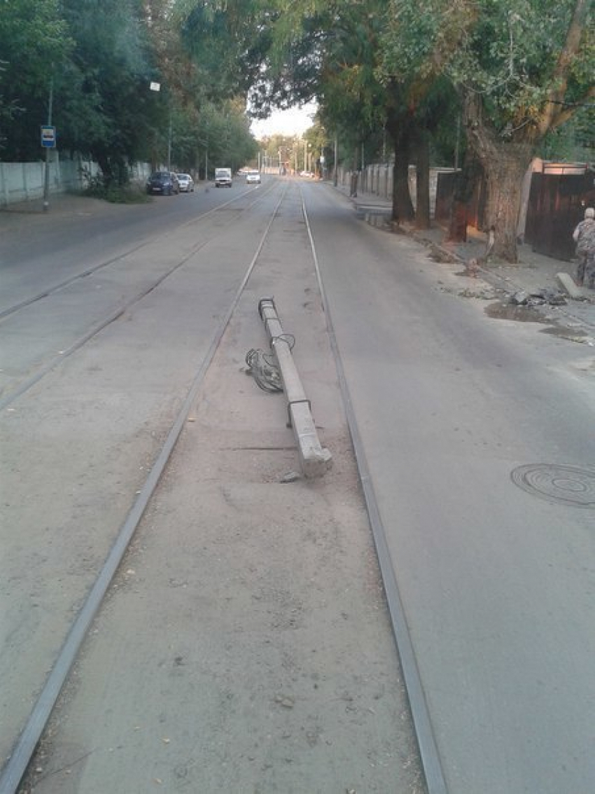 Ростовчане переложили столб, снесенный легковушкой, на трамвайные пути 