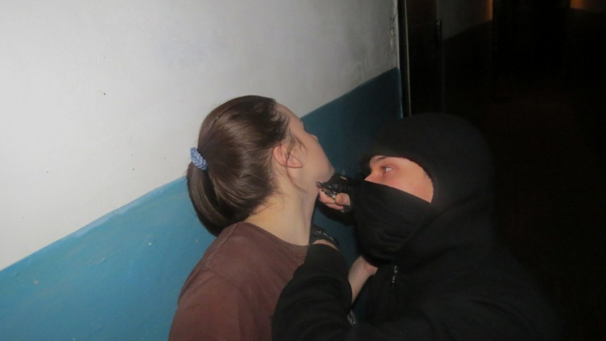 Насильник набросился на учащуюся колледжа прямо на улице в Ростове