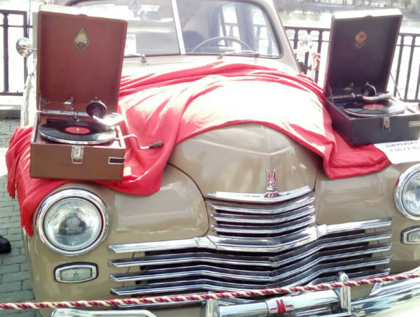 Старинные автомобили на ростовской набережной привели в восторг гуляющих горожан