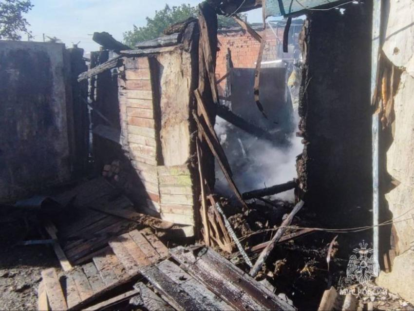 Разожгла костер и чуть не спалила поселок: на Дону хозяйка пыталась сжечь мусор во дворе