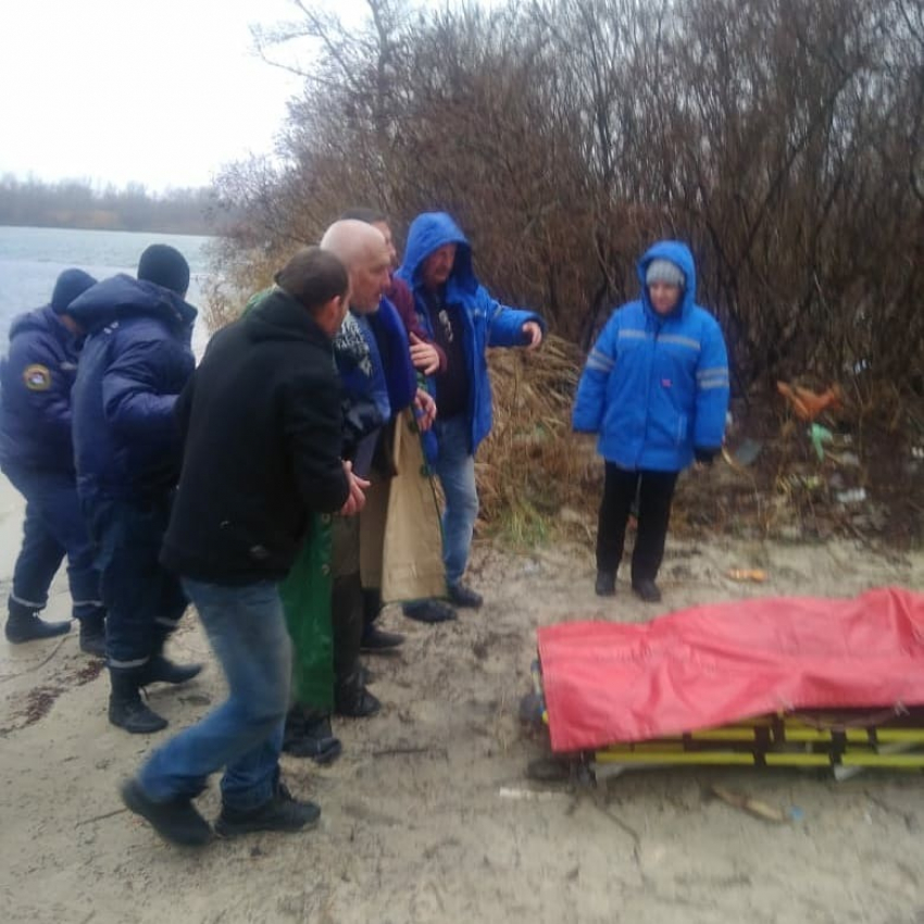 Ростовские спасатели вытащили из ледяной воды рыбака