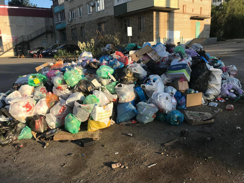 «Тонем в мусоре»: жительница Каменска-Шахтинского пожаловалась на демонтаж контейнеров