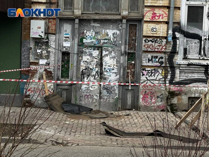 Кусок кровли в очередной раз упал со здания ОКН на Университетском в Ростове – чуть не пострадал журналист «Блокнот Ростов»