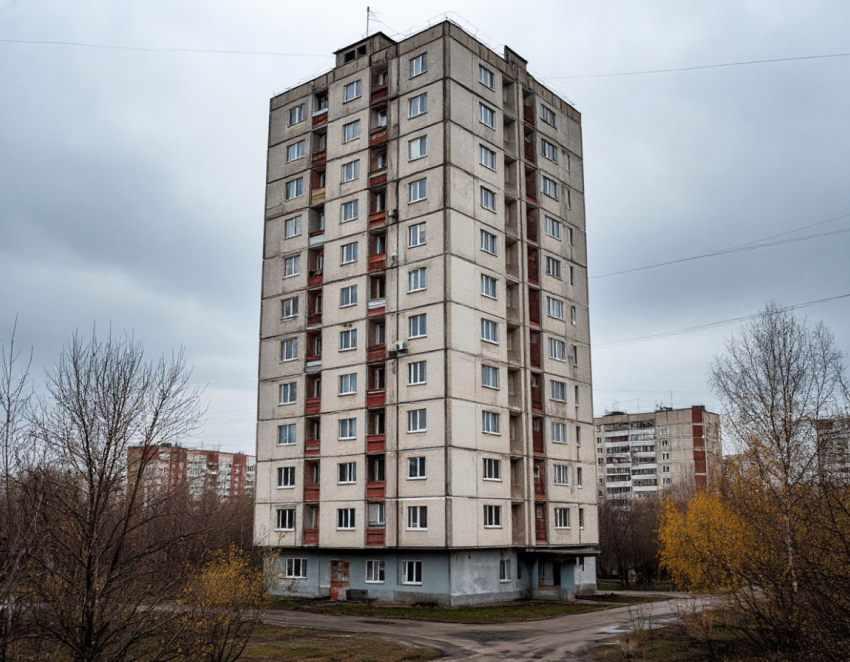 Мужчина и 14-летняя девочка погибли после падения из окон высоток в Суворовском районе Ростова