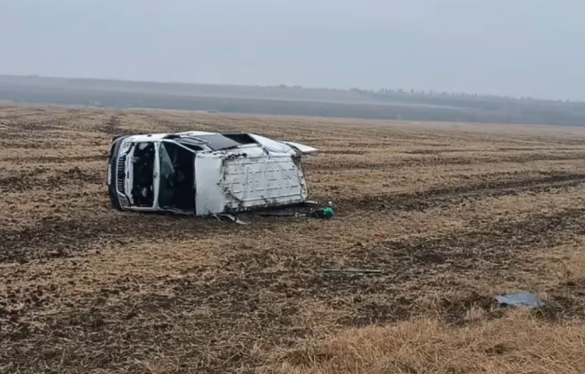 Под Ростовом в ДТП с опрокинувшимся грузовиком пострадали пять человек