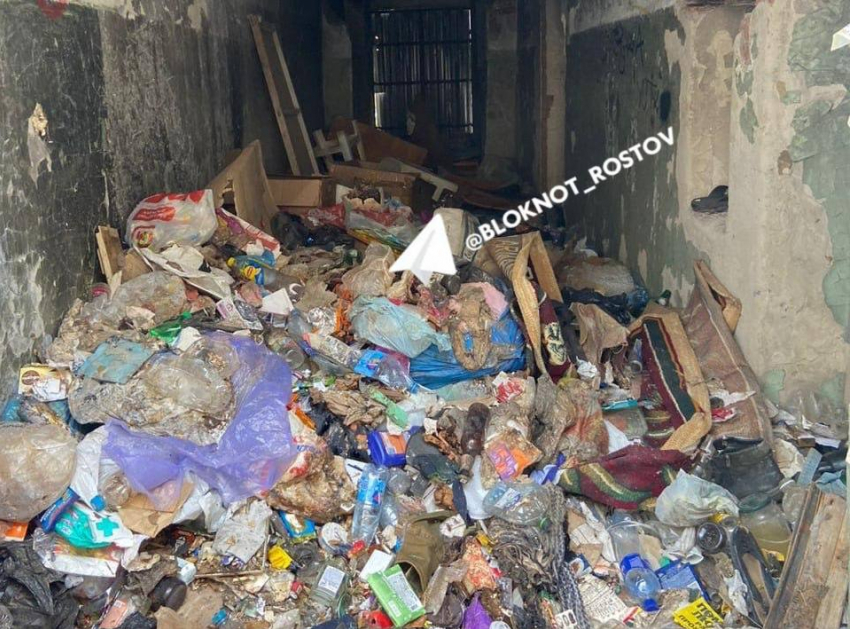 Аварийный дом в центре Ростова превратился в огромную свалку 