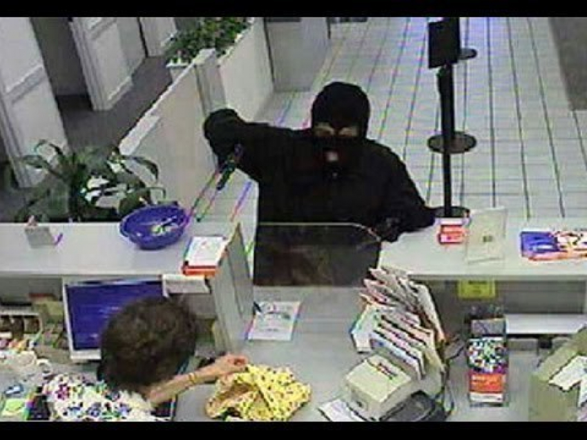 Вооруженный разбойник в маскарадной маске не смог напугать кассира «Сбербанка» в Ростовской области 