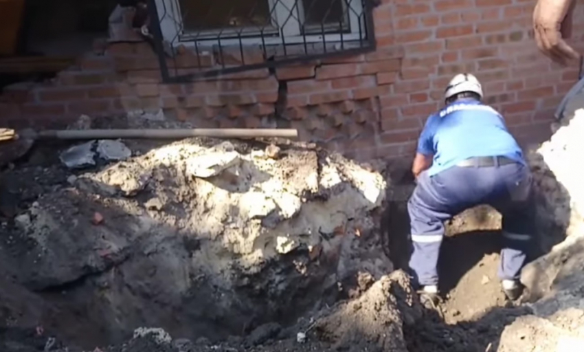 Два подростка пострадали при обрушении стены частного дома в Новочеркасске