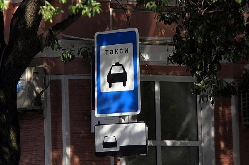 Парламентарии из Ростова предложили дать таксистам отдельные места для парковки