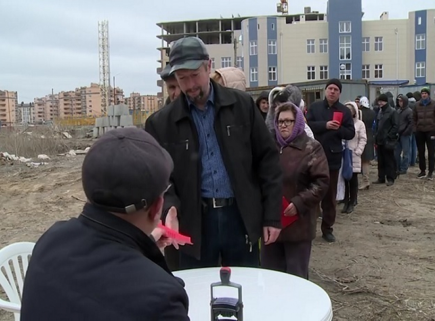 Обманутые дольщики Ростова основали свою республику и сняли на видео получение ее паспортов