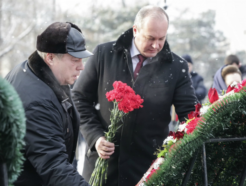 Памятные венки к мемориалу «Павшим воинам» возложили руководители Ростова и области