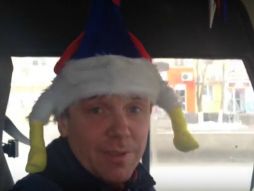 Празднично наряженный водитель маршрутки поднял настроение жителям Ростова и попал на видео