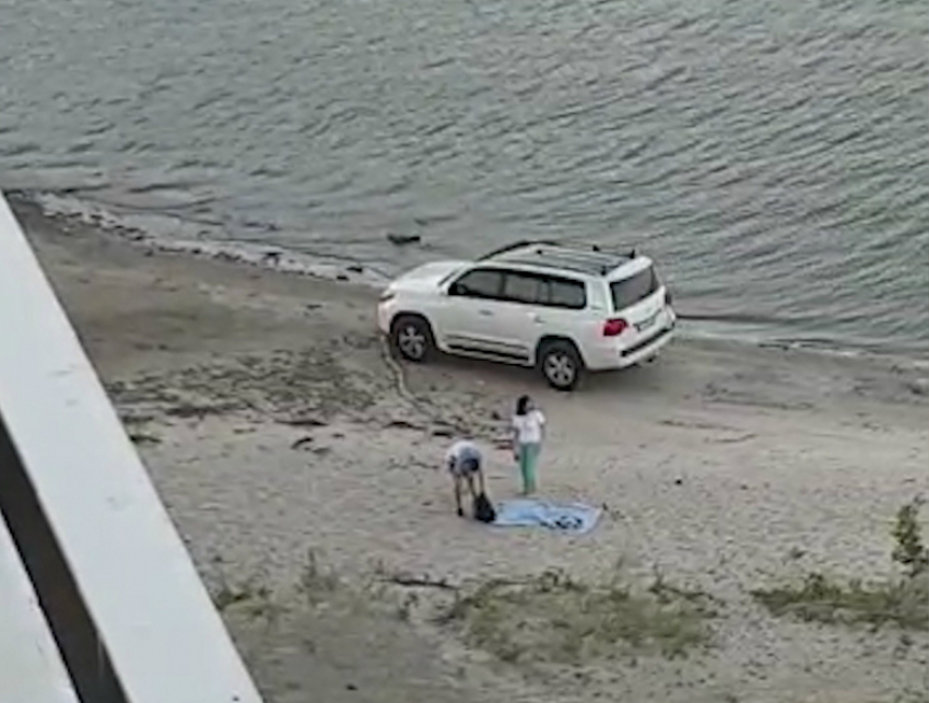 Владелец элитного внедорожника вымыл свое авто на левобережном пляже Ростова