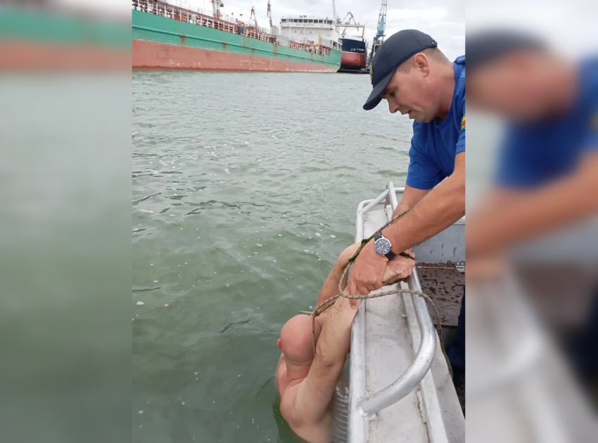 На Дону спасатели в последний момент вытащили из воды тонущего мужчину