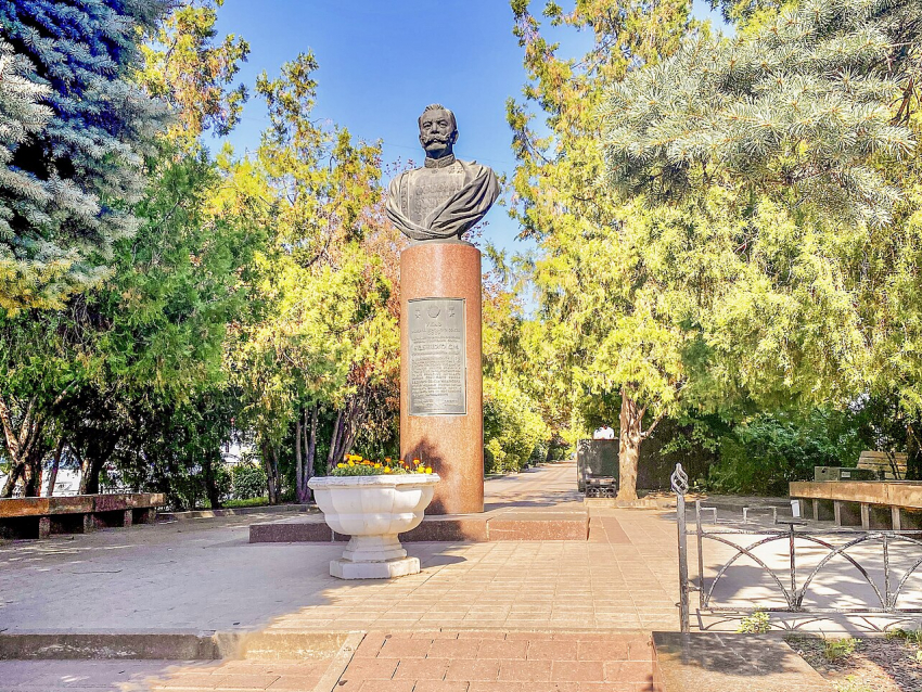 Календарь: 26 апреля 1966 года в Ростове открыт бронзовый бюст Семена Буденного