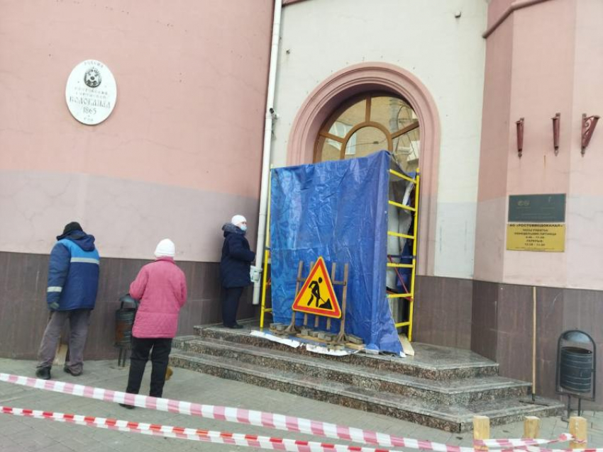 Рабочие «Ростовводоканала» забаррикадировали входы в офис, где заперся уволенный директор