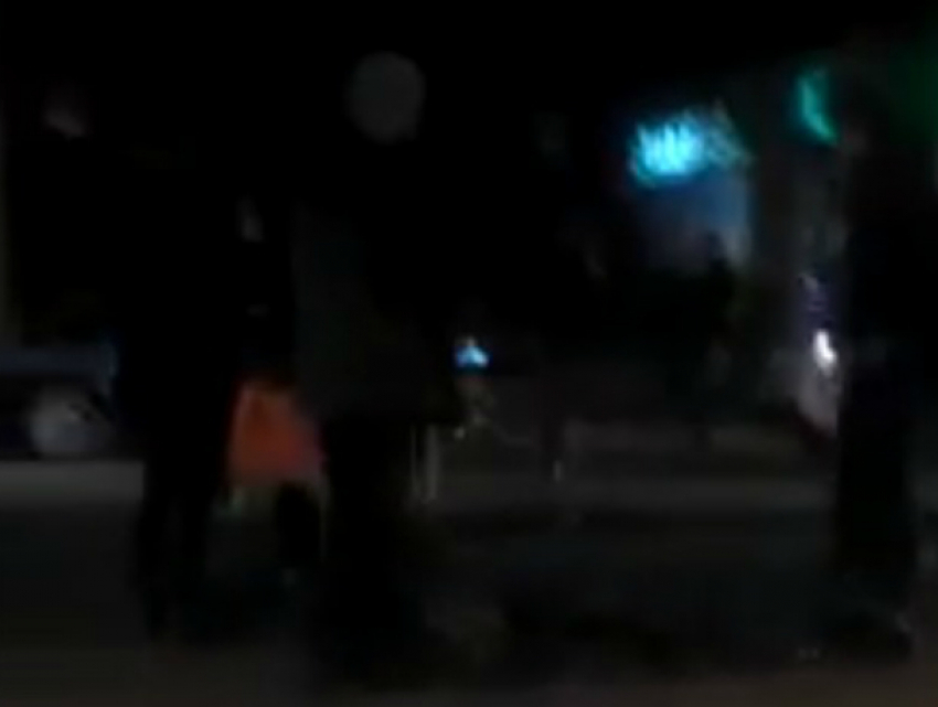 Отправивший в тяжелую кому пешехода водитель такси попал на видео в Ростовской области