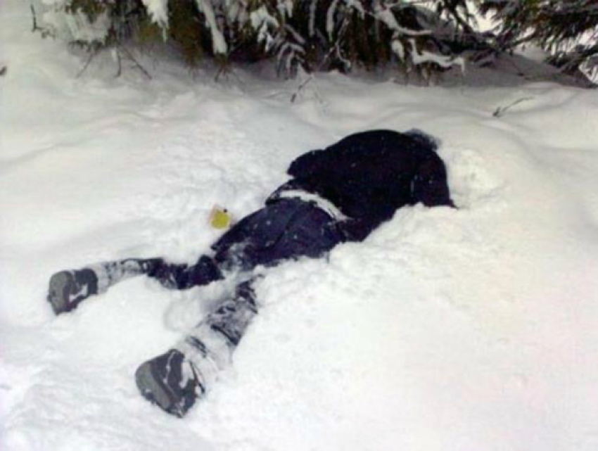 Тело замерзшего насмерть 21-летнего парня обнаружили рядом со зданием прокуратуры под Ростовом