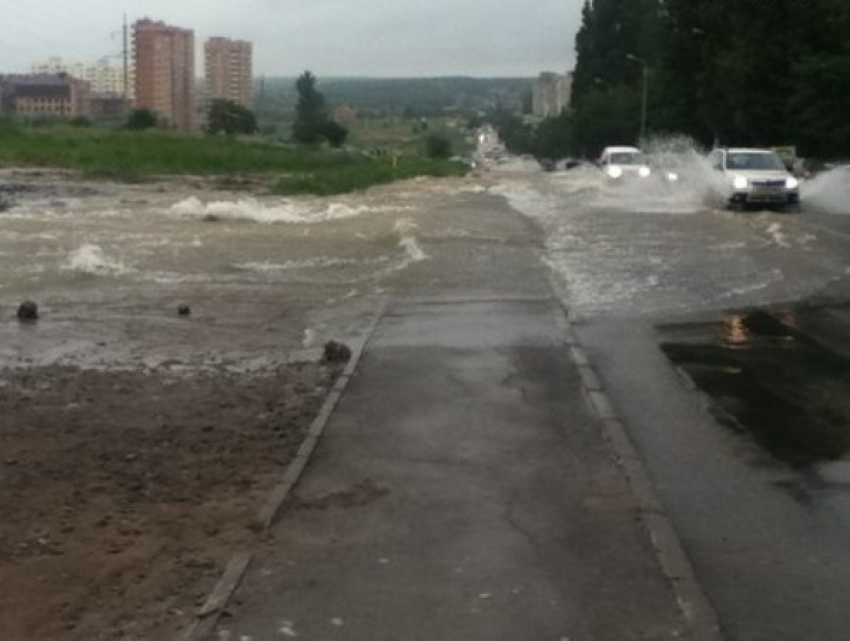 В Ростове из-за порыва на водоводе затопило улицу Орбитальную. Видео