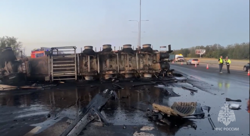 На трассе М-4 «Дон» после массового ДТП с погибшими потушили загоревшийся битумовоз