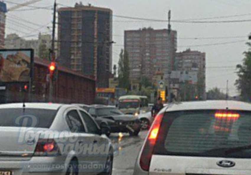 Иномарка сбила перебегавшего через дорогу мужчину в Ростове-на-Дону