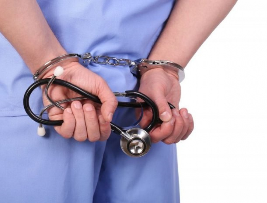 Сто тысяч рублей за матрас, белье и баночку крема вынудили заплатить жительницу Ростова в медцентре