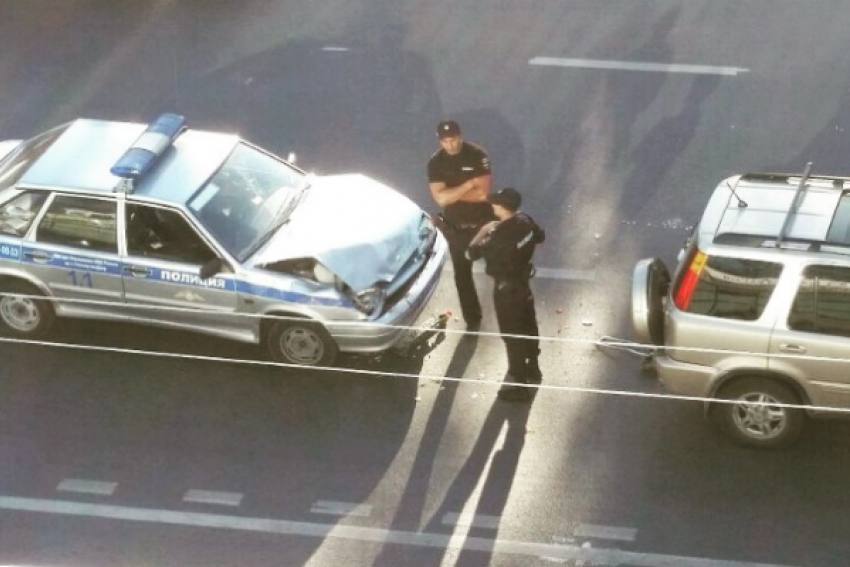 В Ростове на проспекте Нагибина столкнулись Honda и полицейский автомобиль