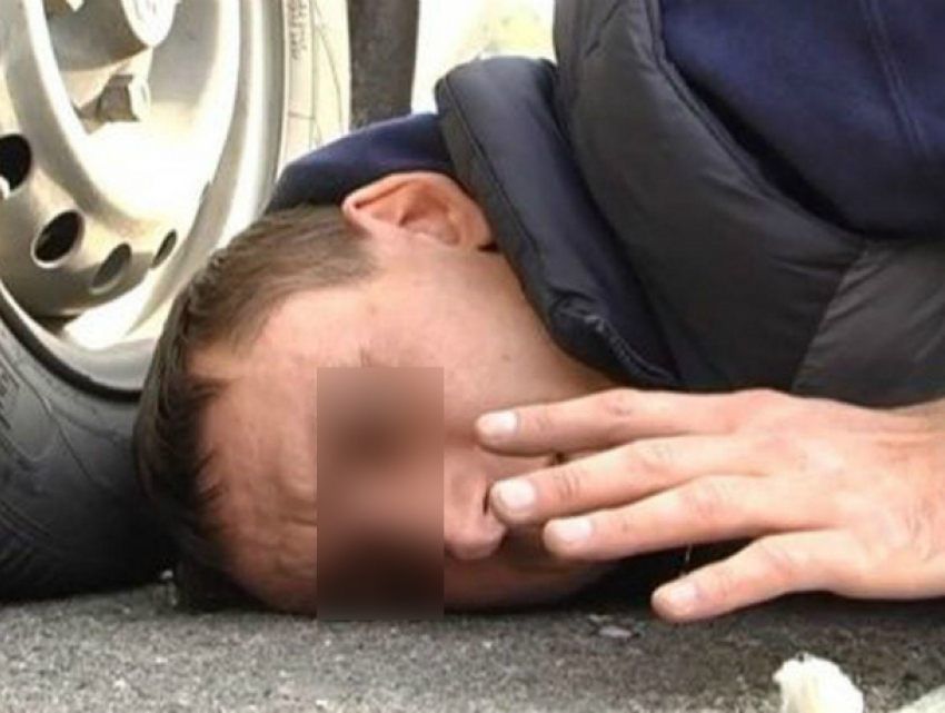 Двое молодчиков избили и ограбили водителя легковушки за отказ дать «закурить» на светофоре Ростова