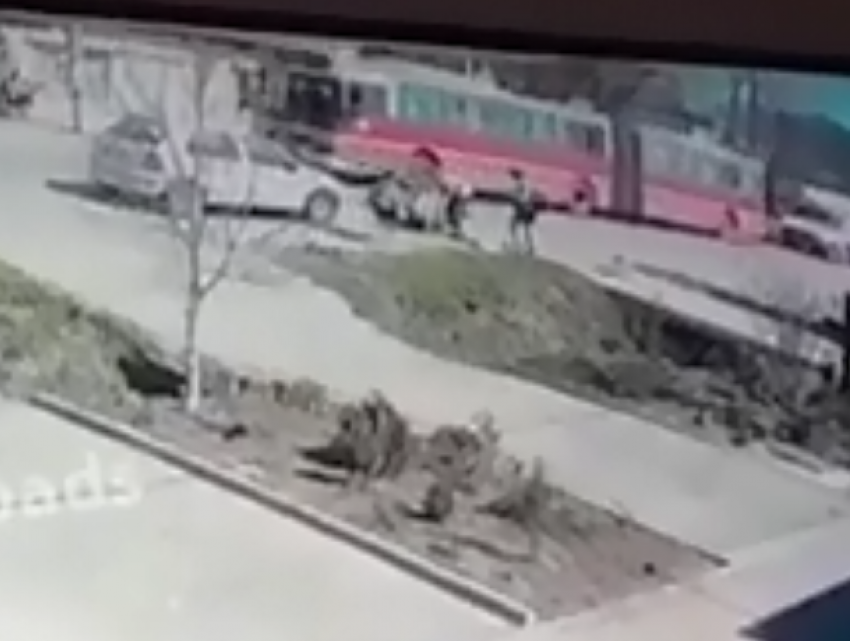 В Батайске водитель сбил перебегавшую через дорогу девочку