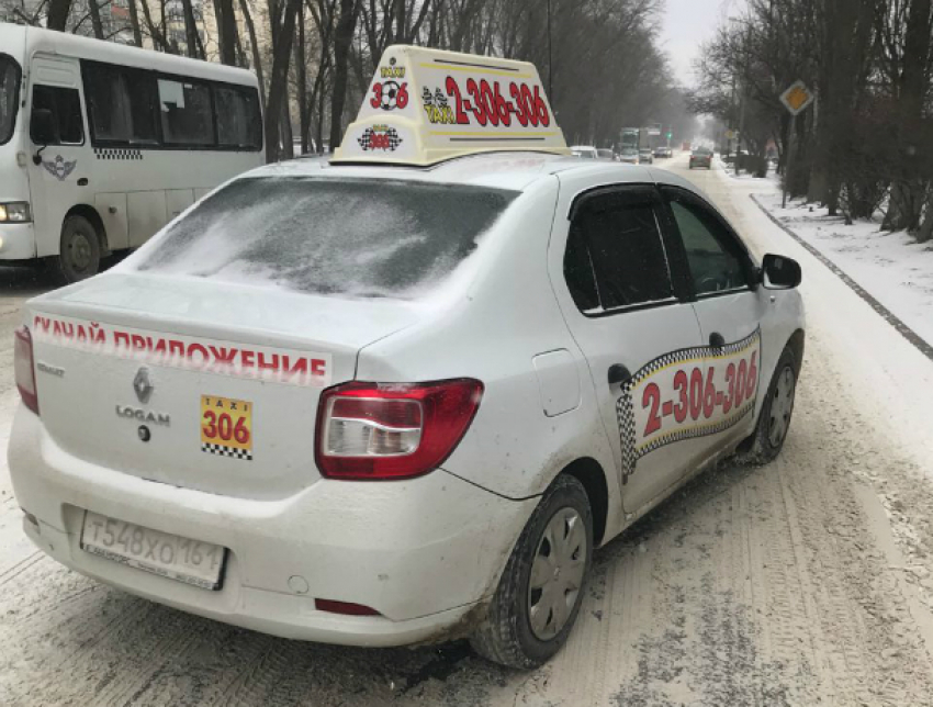 Водитель популярного ростовского такси сбил ребенка на переходе и уехал