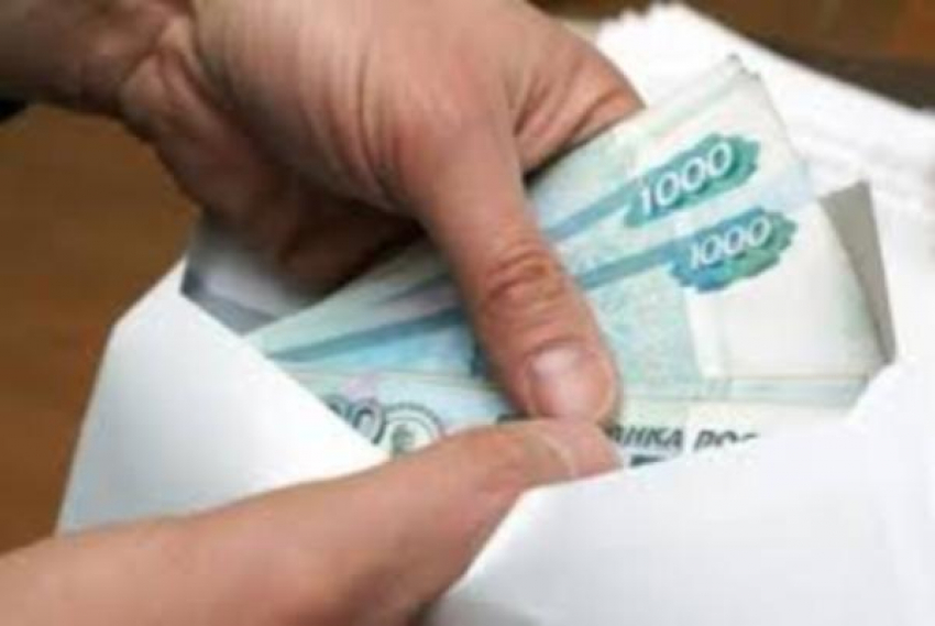 За выдворение знакомого из России ростовчанин «заплатил» приставу 65 тысяч рублей 
