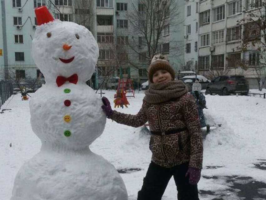 Веселые разноцветные снеговики украсили дворы Ростова после свирепой метели