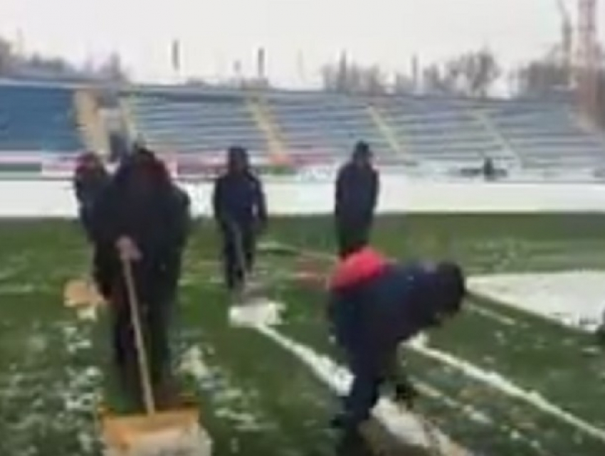 Активная очистка футболистами поля от снега перед битвой «Ростова» против «Зенита» попала на видео 
