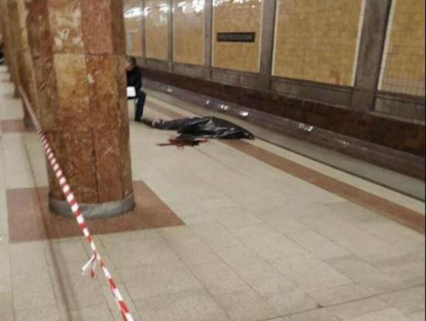 Убегая от полицейских раненый ростовчанин упал под колеса поезда в московском метро
