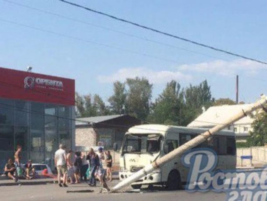 "Взбесившаяся маршрутка» снесла столб и отправила в больницу пассажиров в Ростове