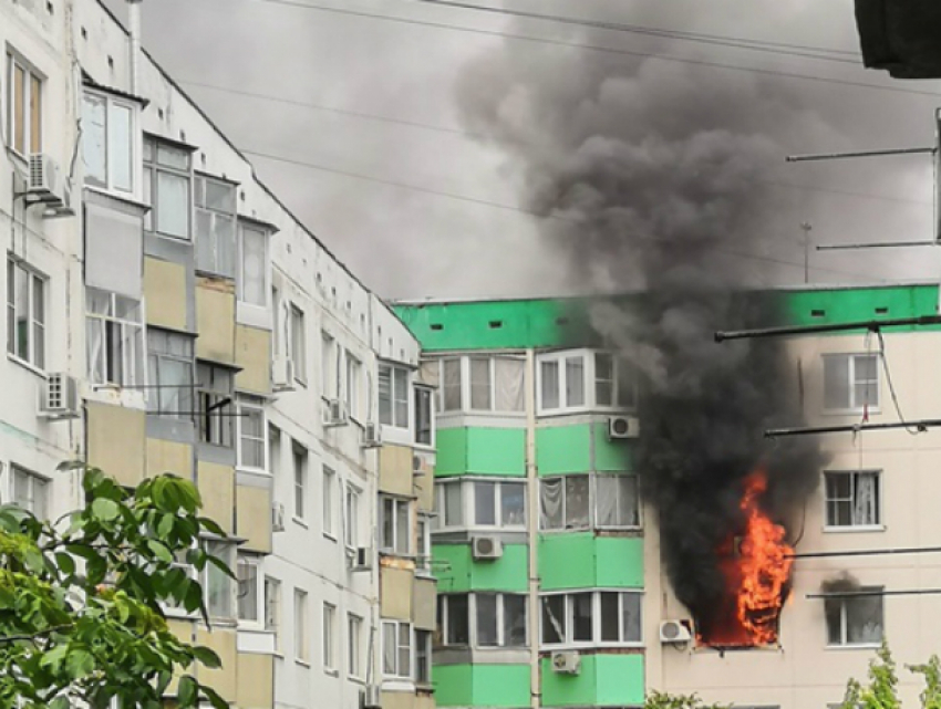 Страшный пожар в девятиэтажке Ростова с пострадавшей девушкой попал на видео