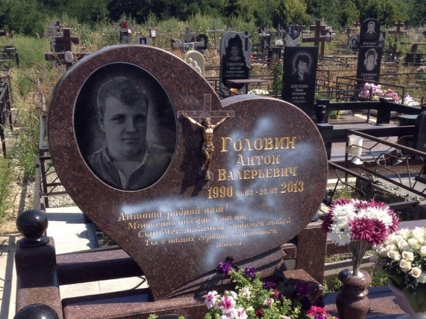 В Ростове на Северном кладбище вандалы изуродовали 12 памятников