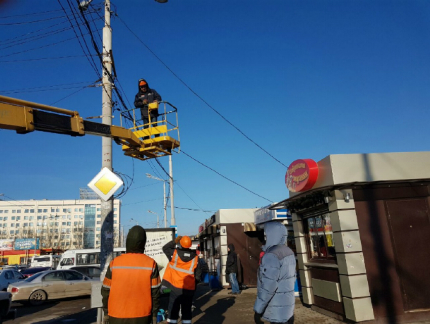 Борцы с незаконной торговлей обесточили 11 павильонов на Привокзальной площади Ростова