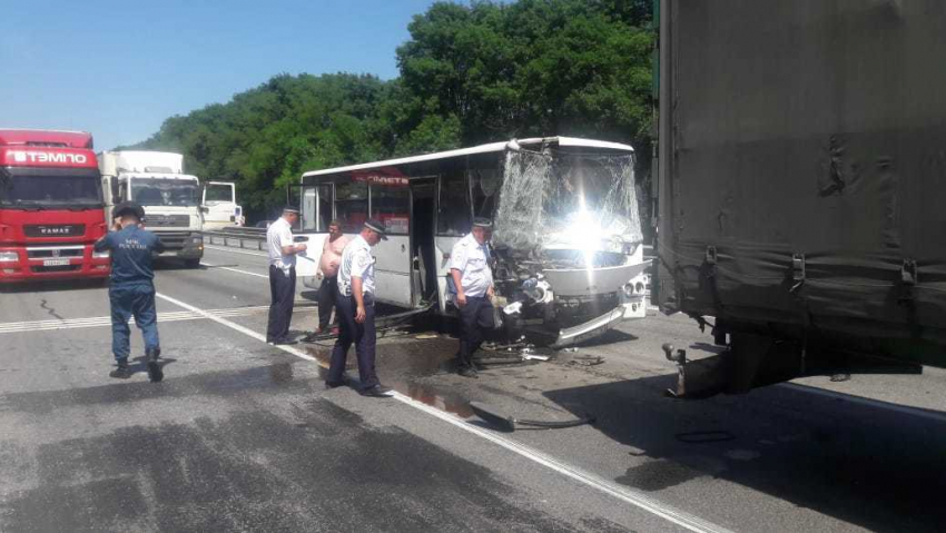 Число пострадавших в ДТП с автобусом и фурой под Ростовом выросло до 15 человек